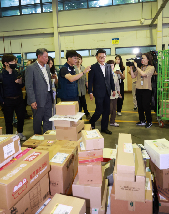 박광온 더불어민주당 원내대표가 1일 서울 광진구 동서울우편물류센터를 찾아 폭염 속 우체국 택배 등 분류 배송 작업 현장을 점검하고 있다. 연합뉴스.